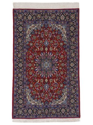 tappeto persiano originale isfahan con medaglione centrale, intricati motivi decorativi sul campo rosso del tappeto e sullo spesso bordo blu