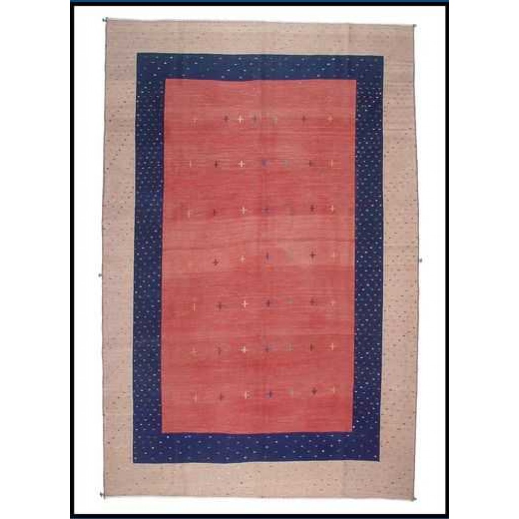 Tappeto classico orientale kilim Sumak a tessitura piatta, sfondo rosso e motivi decorativi geometrici a tutto campo, con spesso bordo crema e blu