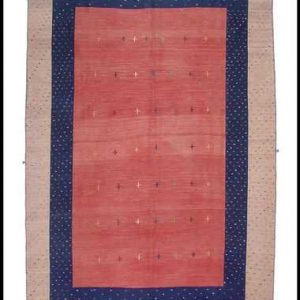 Tappeto classico orientale kilim Sumak a tessitura piatta, sfondo rosso e motivi decorativi geometrici a tutto campo, con spesso bordo crema e blu