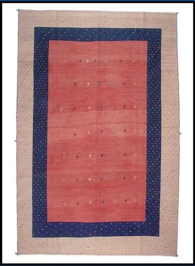 Tappeto classico orientale kilim Sumak a tessitura piatta, sfondo rosso e motivi decorativi geometrici a tutto campo, con spesso bordo crema e blu