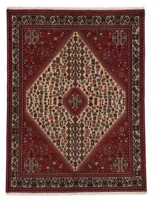 Tappeto persiano originale abadeh con medaglione centrale rosso a rombo su sfondo bianco e rosso, e motivi decorativi stilizzati sul campo e il bordo bianco del tappeto