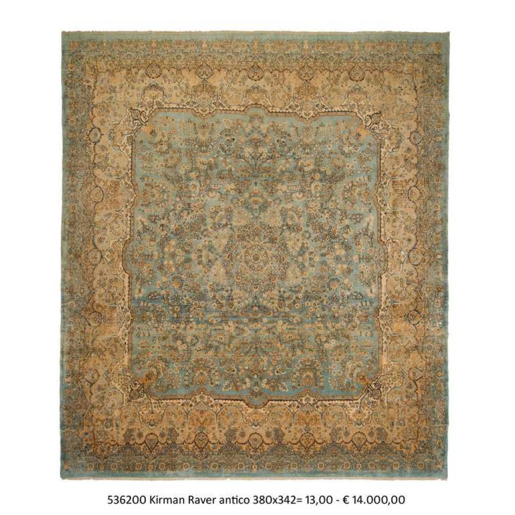 Tappeto kirman raver con medaglione centrale su campo azzurro e intricati dettagli floreali su tutto il campo e il bordo spesso crema