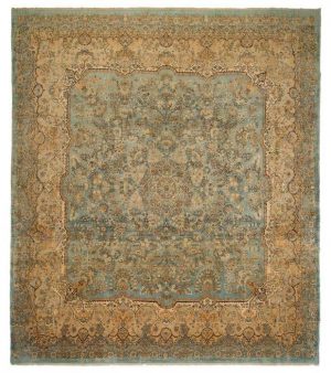 Tappeto kirman raver con medaglione centrale su campo azzurro e intricati dettagli floreali su tutto il campo e il bordo spesso crema