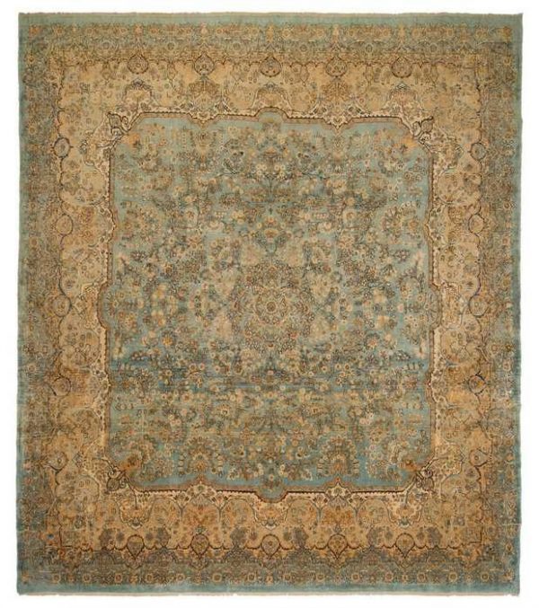 Tappeto kirman raver con medaglione centrale su campo azzurro e intricati dettagli floreali su tutto il campo e il bordo spesso crema