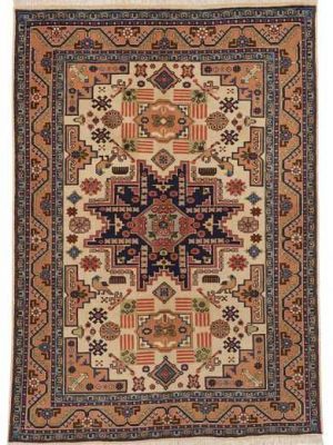 Tappeto persiano originale Ardebil con medaglione centrale geometrico e lineare blu su sfondo bianco, e motivi decorativi stilizzati sul campo e il bordo arancione del tappeto