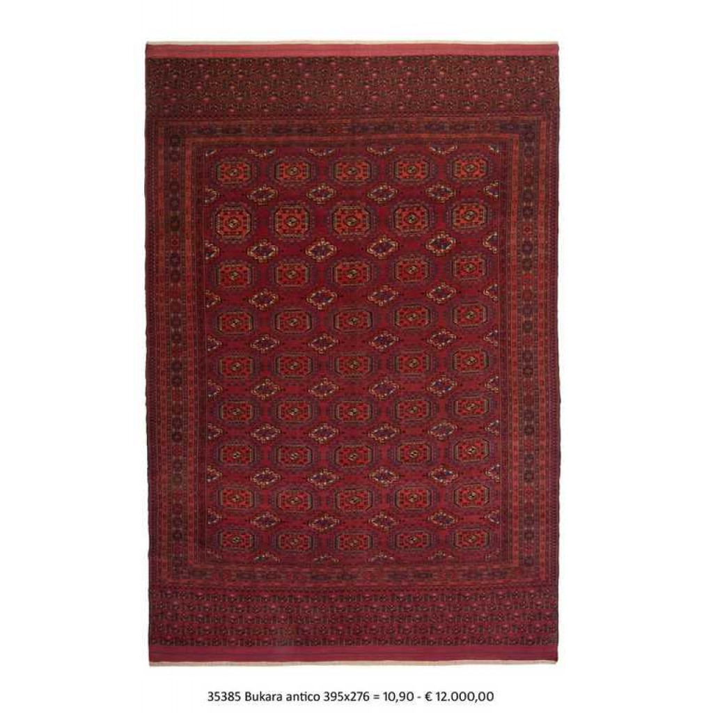 tappeto bukara rosso con motivi decorativi geometrici tribali sul campo del tappeto