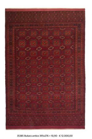 tappeto bukara rosso con motivi decorativi geometrici tribali sul campo del tappeto
