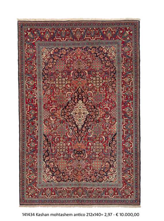 Tappeto persiano keshan motashem con medaglione centrale bianco e blu su campo rosso e intricati dettagli decorativi su tutto il campo e il bordo rosso del tappeto