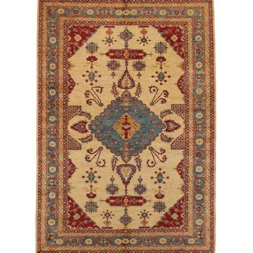 Tappeto orientale Khotan con medaglione centrale e dettagli decorativi rossi e blu su sfondo crema. Spesso bordo blu con decorazioni floreali