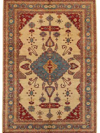 Tappeto orientale Khotan con medaglione centrale e dettagli decorativi rossi e blu su sfondo crema. Spesso bordo blu con decorazioni floreali
