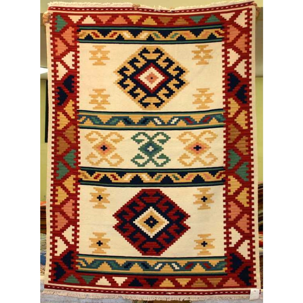 Tappeto contemporaneo kilim lana con motivi decorativi a fasce e dettagli uncinati su fondo crema
