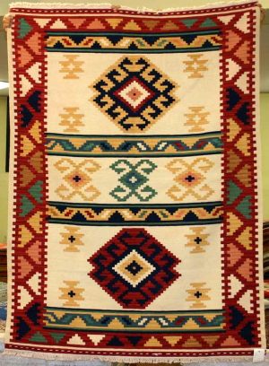 Tappeto contemporaneo kilim lana con motivi decorativi a fasce e dettagli uncinati su fondo crema