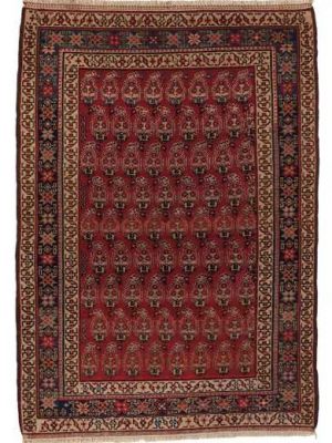 Tappeto malayer antico conmotivi decorativi geometrici tribali sul campo rosso del tappeto e motivi decorativi a stelle sul bordo blu del tappeto