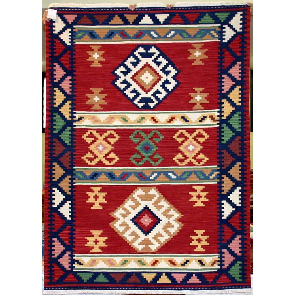 Tappeto contemporaneo kilim lana con motivi decorativi a fasce e dettagli uncinati su fondo rosso
