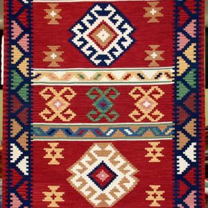 tappeti persiani orientali kilim in lana, rosso con disegni geometrici crema, oro e blu