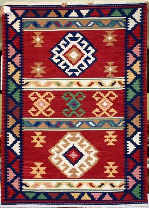 Tappeto contemporaneo kilim lana con motivi decorativi a fasce e dettagli uncinati su fondo rosso
