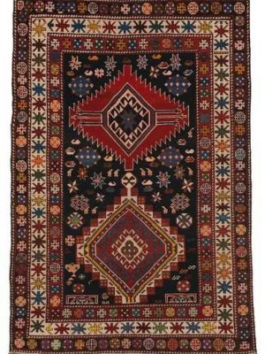 Tappeto shirvan antico con doppio medaglione centrale geometrico e uncinato e motivi decorativi geometrici stilizzati sul campo blu e il bordo triplo del tappeto