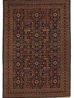 Tappeto shirvan antico con intricati dettagli floreali sul campo blu del tappeto e geometrici sul bordo rosso