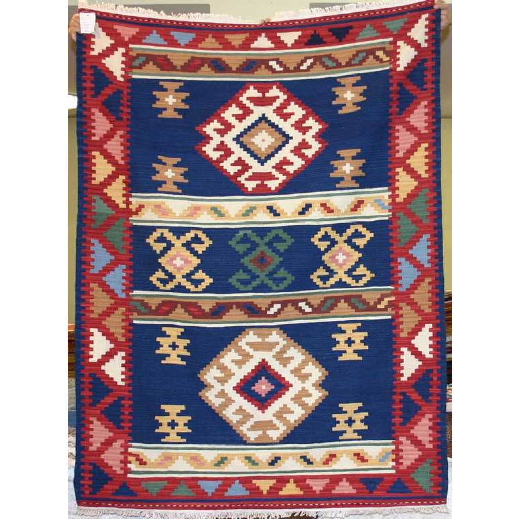 Tappeto contemporaneo kilim lana con motivi decorativi a fasce e dettagli uncinati su fondo blu