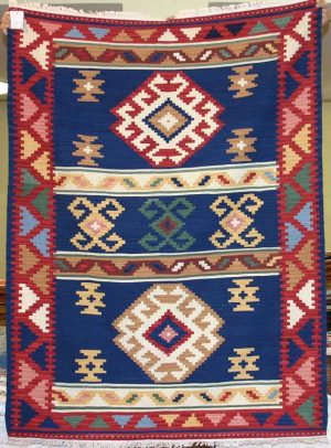 Tappeto contemporaneo kilim lana con motivi decorativi a fasce e dettagli uncinati su fondo blu