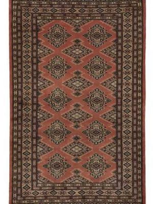 tappeto antico buk merinos, rosso con disegni geometrici tribali e su sfondo rosso e motivi decorativi geometrici sullo spesso bordo