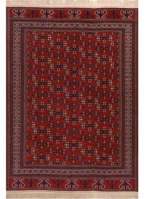 Tappeto antico bukara con decorazioni geometriche su sfondo rosso a tutto campo e spesso bordo geometrico