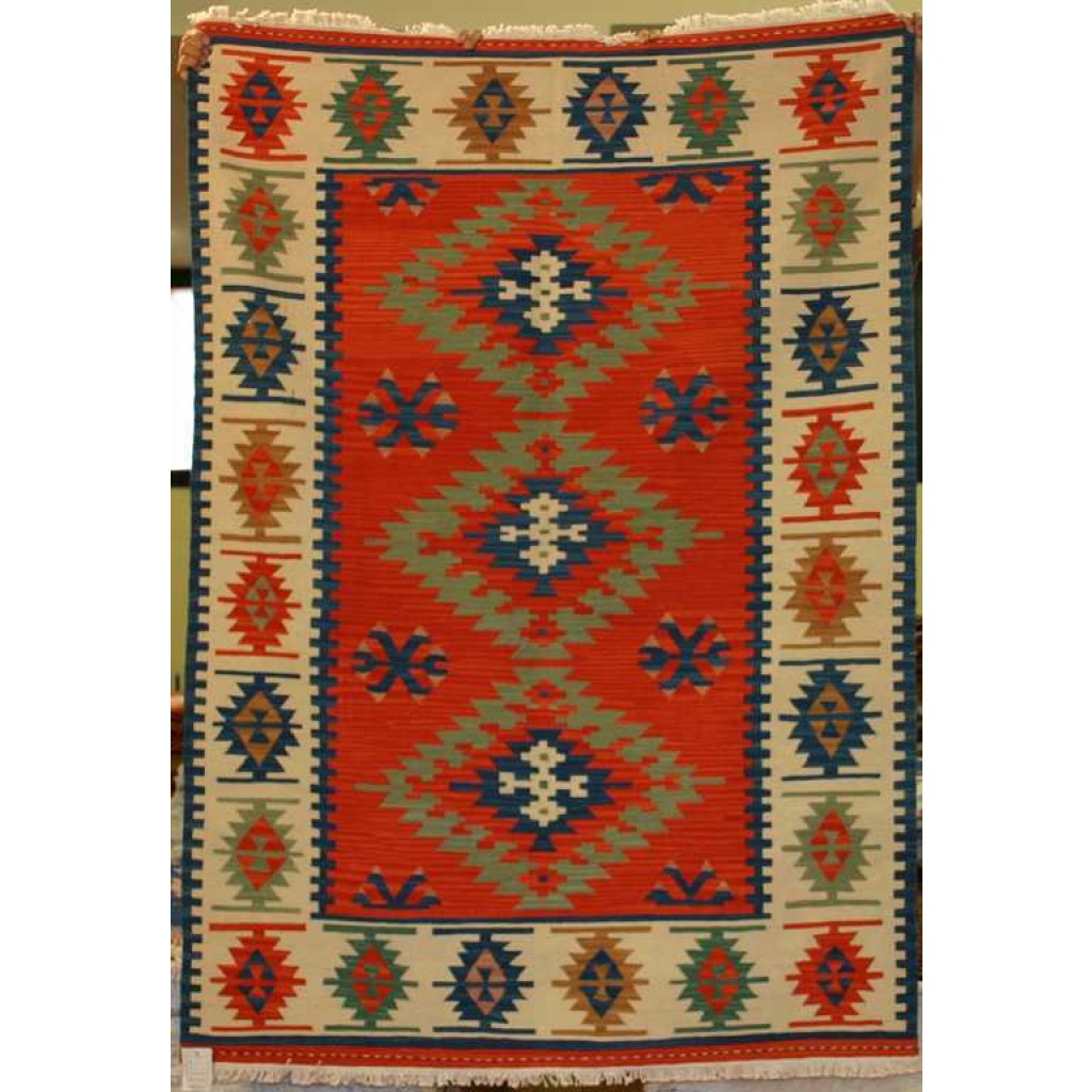 Tappeto contemporaneo kilim lana con triplo medaglione centrale uncinato su fondo rosso e motivi decorativi geometrici astratti su bordo bianco spesso