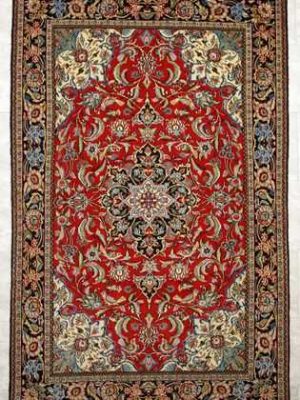 Tappeto persiano Qum Shareza con intricato medaglione centrale su sfondo rosso e intricati dettagli floreali e spesso bordo nero