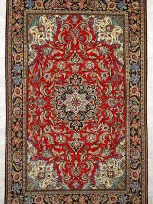Tappeto persiano Qum Shareza con intricato medaglione centrale su sfondo rosso e intricati dettagli floreali e spesso bordo nero