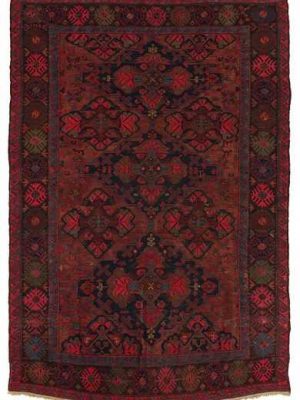 Tappeto sumak antico con triplo medaglione centrale e motivi decorativi floreali stilizzati su campo rosso e sullo spesso bordo del tappeto