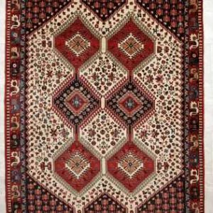 Tappeto persiano Yalameh con doppio medaglione centrale geometrico triplo e dettagli decorativi stilizzati sul campo bianco e nero del tappeto