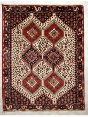 Tappeto persiano Yalameh con doppio medaglione centrale geometrico triplo e dettagli decorativi stilizzati sul campo bianco e nero del tappeto