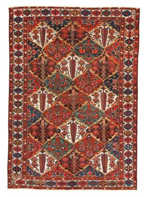 Tappeto Baktiary antico con intricati dettagli decorativi floreali su rombi a tutto campo e sul bordo rossi, bianchi, neri e blu