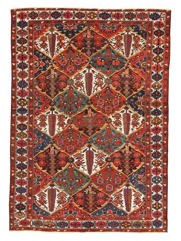 Tappeto Baktiary antico con intricati dettagli decorativi floreali su rombi a tutto campo e sul bordo rossi, bianchi, neri e blu