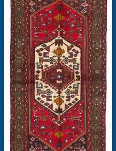 Tappeto persiano khamse, con medaglione centrale geometrico a motivi uncinati, su sfondo bianco e rosso con spesso bordo rosso scuro