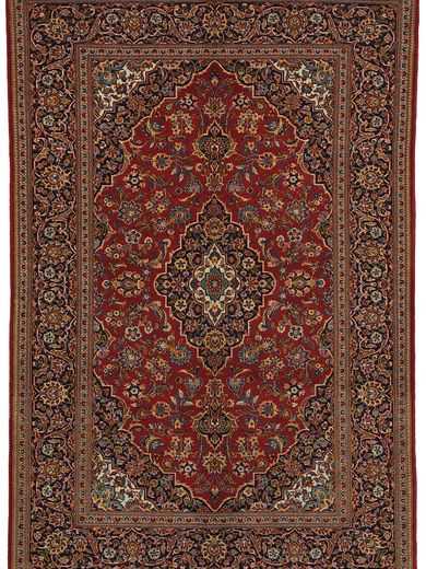 Tappeto persiano Keshan con medaglione centrale nero e intricati dettagli decorativi su sfondo rosso e spesso bordo.