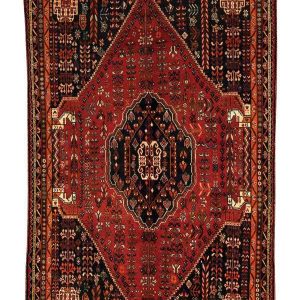 Tappeto persiano Qaskay con medaglione centrale nero e intricati dettagli decorativi su sfondo rosso e nero.