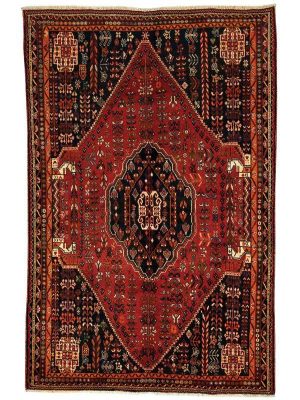 Tappeto persiano Qaskay con medaglione centrale nero e intricati dettagli decorativi su sfondo rosso e nero.