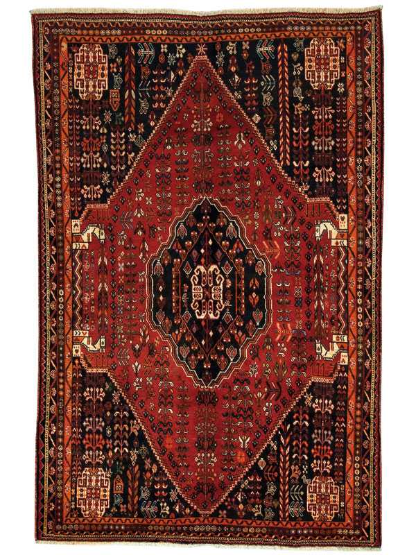 Tappeto persiano Qaskay con medaglione centrale nero e intricati dettagli decorativi su sfondo rosso e nero.