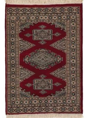 tappeto pakistano kashmir antico, rosso con disegni geometrici tribali e triplo medaglione geometrico centrale stilizzato