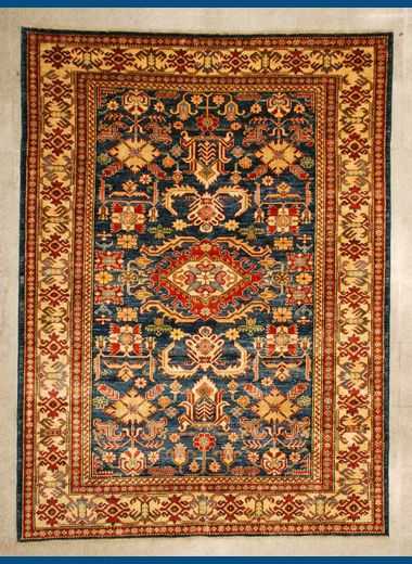 tappeto decorativo lesghi rosso e crema su sfondo blu