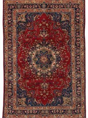 Tappeto persiano Mashad con medaglione geometrico centrale bianco e blu, e intricati dettagli decorativi geometrici su sfondo rosso, con spesso bordo blu.