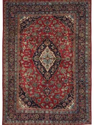 Tappeto persiano Mashad con medaglione geometrico centrale bianco e blu, e intricati dettagli decorativi geometrici su sfondo rosso, con spesso bordo blu.