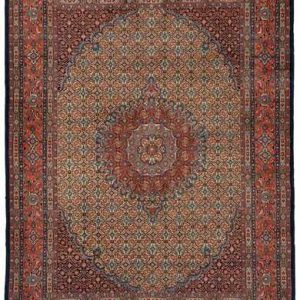 Tappeto persiano Mud con medaglione geometrico centrale rosso, e intricati dettagli decorativi geometrici su sfondo rosso, con spesso bordo.