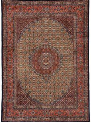 Tappeto persiano Mud con medaglione geometrico centrale rosso, e intricati dettagli decorativi geometrici su sfondo rosso, con spesso bordo.