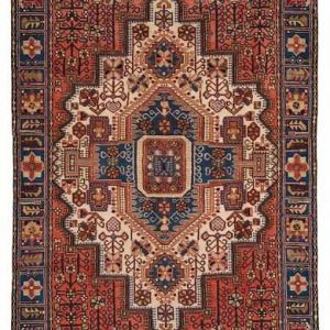 Tappeto persiano Gorghedari con medaglione geometrico centrale rosso e blu, e intricati dettagli floreali geometrici e stilizzati su sfondo bianco e rosso, con spesso bordo blu.