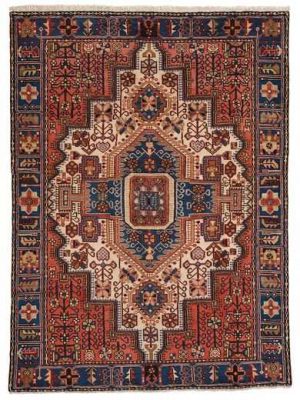 Tappeto persiano Gorghedari con medaglione geometrico centrale rosso e blu, e intricati dettagli floreali geometrici e stilizzati su sfondo bianco e rosso, con spesso bordo blu.