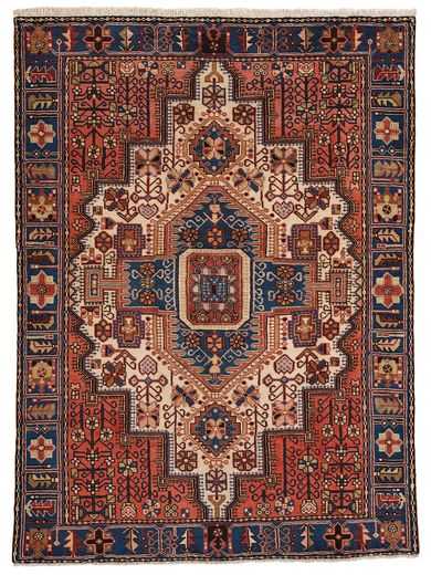 Tappeto persiano Gorghedari con medaglione geometrico centrale rosso e blu, e intricati dettagli floreali geometrici e stilizzati su sfondo bianco e rosso, con spesso bordo blu.