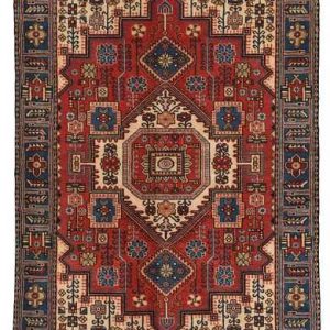 Tappeto persiano Gorghedari con medaglione geometrico centrale rosso e bianco, e intricati dettagli floreali geometrici e stilizzati su sfondo bianco e rosso, con spesso bordo blu.
