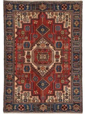 Tappeto persiano Gorghedari con medaglione geometrico centrale rosso e bianco, e intricati dettagli floreali geometrici e stilizzati su sfondo bianco e rosso, con spesso bordo blu.